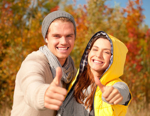 freudiges paar im herbst