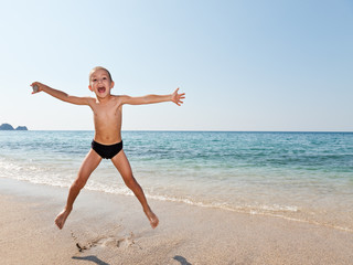 Fototapeta na wymiar Child boy on sea beach
