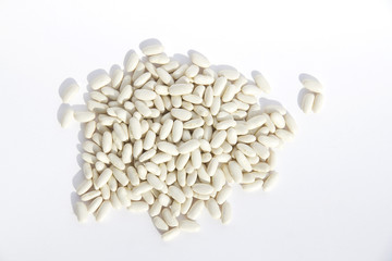 Fagioli, cannellini, su fondo bianco