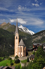 Fototapeta na wymiar Kościół Heiligenblut przed szczytem w Austrii Grossglockner