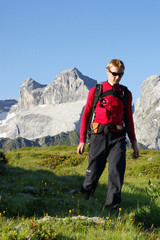 Naklejka na ściany i meble Wandern in den Alpen