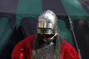 Cercles muraux Chevaliers Armure de chevalier sur un marché médiéval
