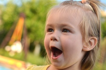 riant enfant