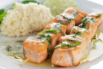Lachspieße mit Limetten- Basilikumbuttersoße an Risotto