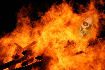 Der Totenkopf in den Flammen