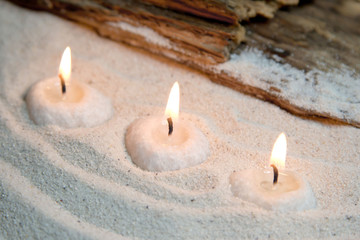 Relaxen am Strand bei Kerzenschein