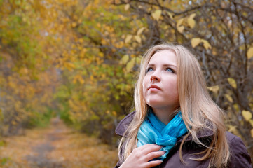 Fototapeta premium blonde woman in the autumn park
