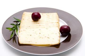 Käsescheibe mit Kirsche