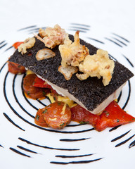 Gastronomie : filet de rouget, calamars, encre de seiche