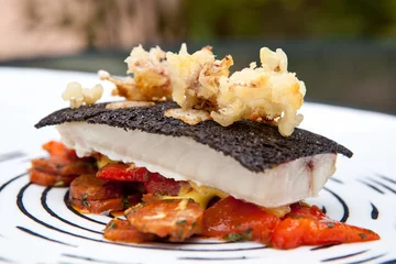 Photo sur Aluminium Plats de repas Gastronomie : filet de rouget, calamars, encre de seiche  2