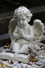 betender Engel auf einem Grab