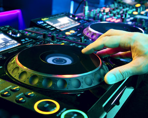 Dj mixes the track