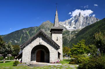 Fototapeta na wymiar Les Praz de Chamonix i Aiguille Dru góra