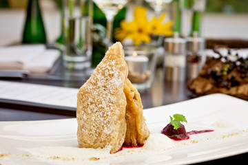 Apfelstrudel zum Dessert