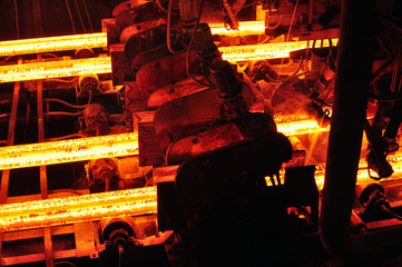 Fliessband mit glühendenTrägern im Stahlwerk // steelworks