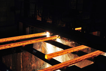 Glühende Träger im Stahlwerk // steelworks