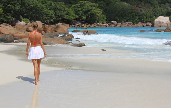 Femme sur une plage seychelloise