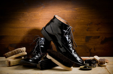 Calzolaio - Lucidare le scarpe - 36411479