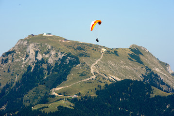Fototapeta na wymiar Paragider nad Alpami