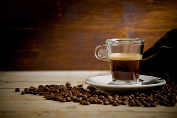 Caffè fumante in tazza di vetro