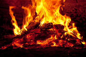 Hoguera en la chimenea