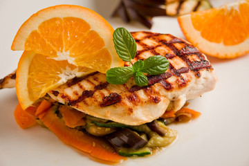 Petto di pollo alla griglia su letto di ratatouille