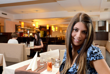 Junge Frau im Restaurant