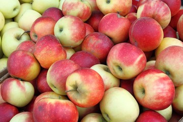 Fototapeta na wymiar Fresh apples in big grocery