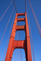 Brückenpfeiler  von unten vor blauem Himmel