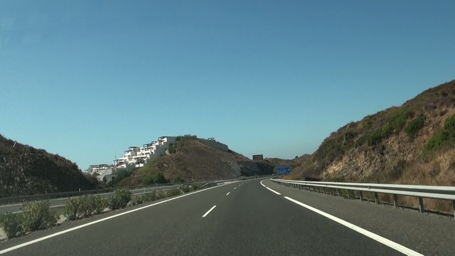 spanische autobahn mit blauem himmel