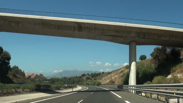 spanische autobahn mit blauen himmel und bergen