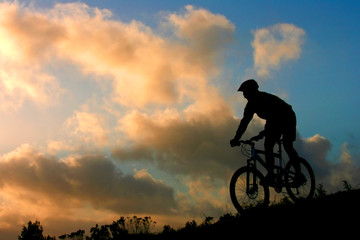 ciclista em bicicleta de montanha ao por-do-sol