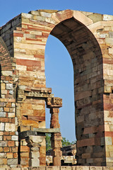 Qutub Minar, rovine e sito archeologico
