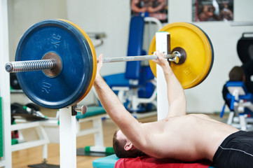 Obraz na płótnie Canvas bodybuilder lifting weight at sport gym