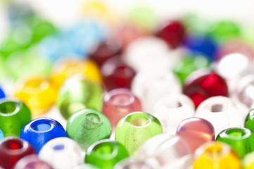 Arrière-plan de perles de verre colorées, loisirs créatifs, création de bijoux