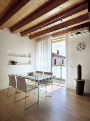sala da pranzo moderna con vista sul balcone