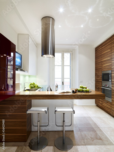 Cucina moderna in legno con penisola immagini e fotografie royalty ... Cucine in legno con isola