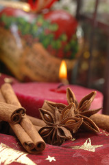 Weihnachten mit Sternanis und Zimt und Kerzenschein