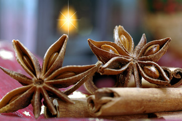 Weihnachten mit Sternanis und Zimt und Kerzenschein