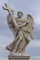 Naklejka premium Angel con la cruz