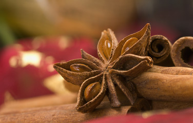 Weihnachten mit Sternanis und Zimt und Kerzenschein
