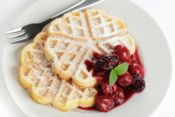 Waffeln mit Fruchtsoße