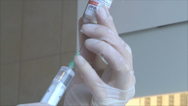 медсестра готовит инъекцию 2