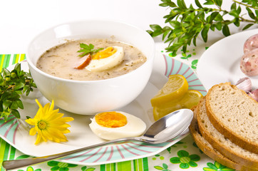 Polnische Ostersuppe mit Ei und Wurst