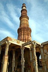 Fototapeta na wymiar Qutub Minar, rovine e sito archeologico