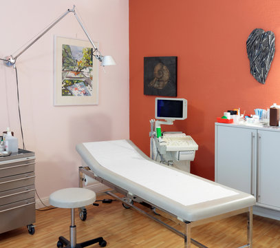 Ultraschallger&auml;t mit Liege f&uuml;r Patienten
