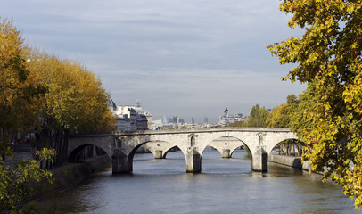 Fototapeta na wymiar Paris en automne, ponts sur la Seine