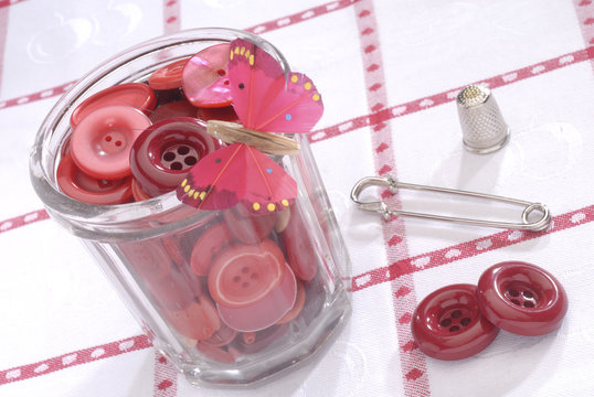 pot de boutons de a coudre epingle a nourisse