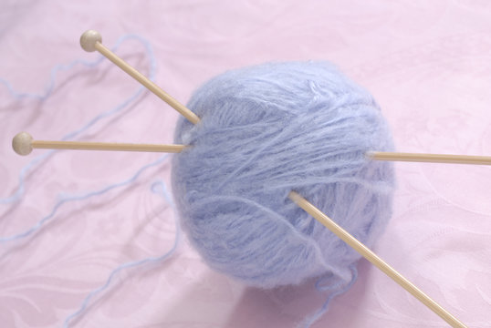 pelote de laine et aiguilles a tricoter