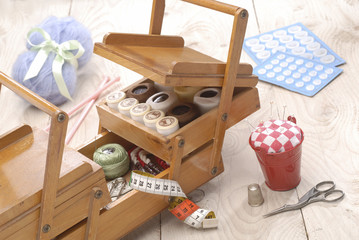 boite a couture avec accessoires de couture et de tricot